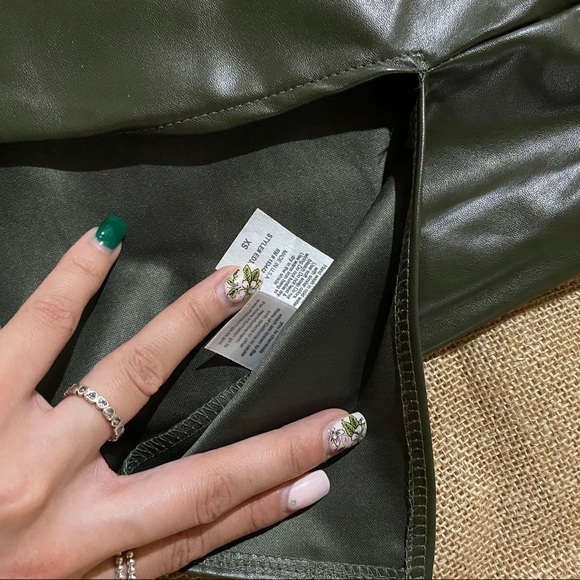 Tan and forest green leather skirt - Picture 7 of 10